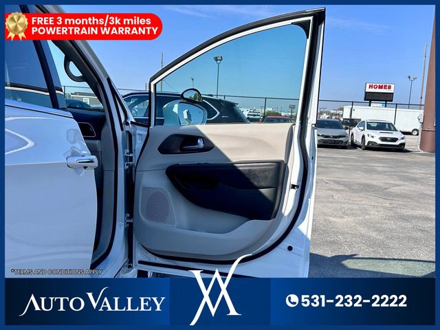 2018 Chrysler Pacifica Touring Plus Minivan 4D - 22939084 - 15