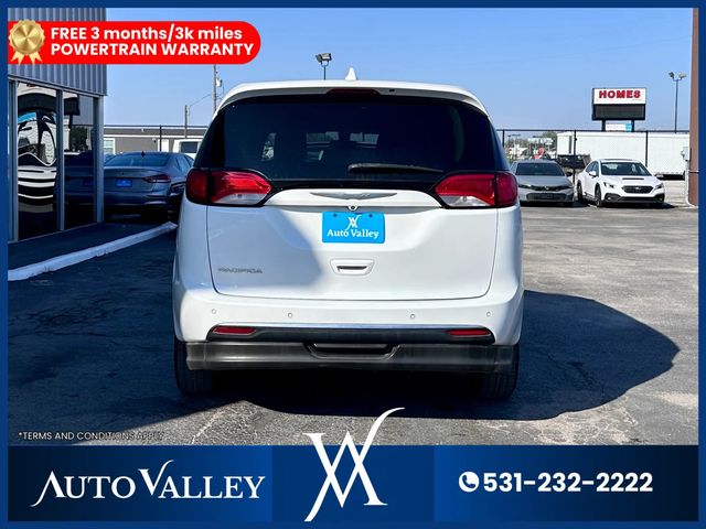 2018 Chrysler Pacifica Touring Plus Minivan 4D - 22939084 - 5