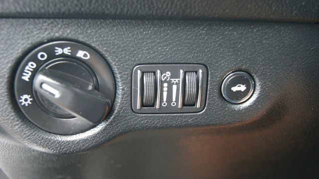 2018 Dodge Challenger 3 MONTH WARRANTY , JUST SERVICED , VERY CLEAN INSIDE AND OUT  - 23056745 - 21