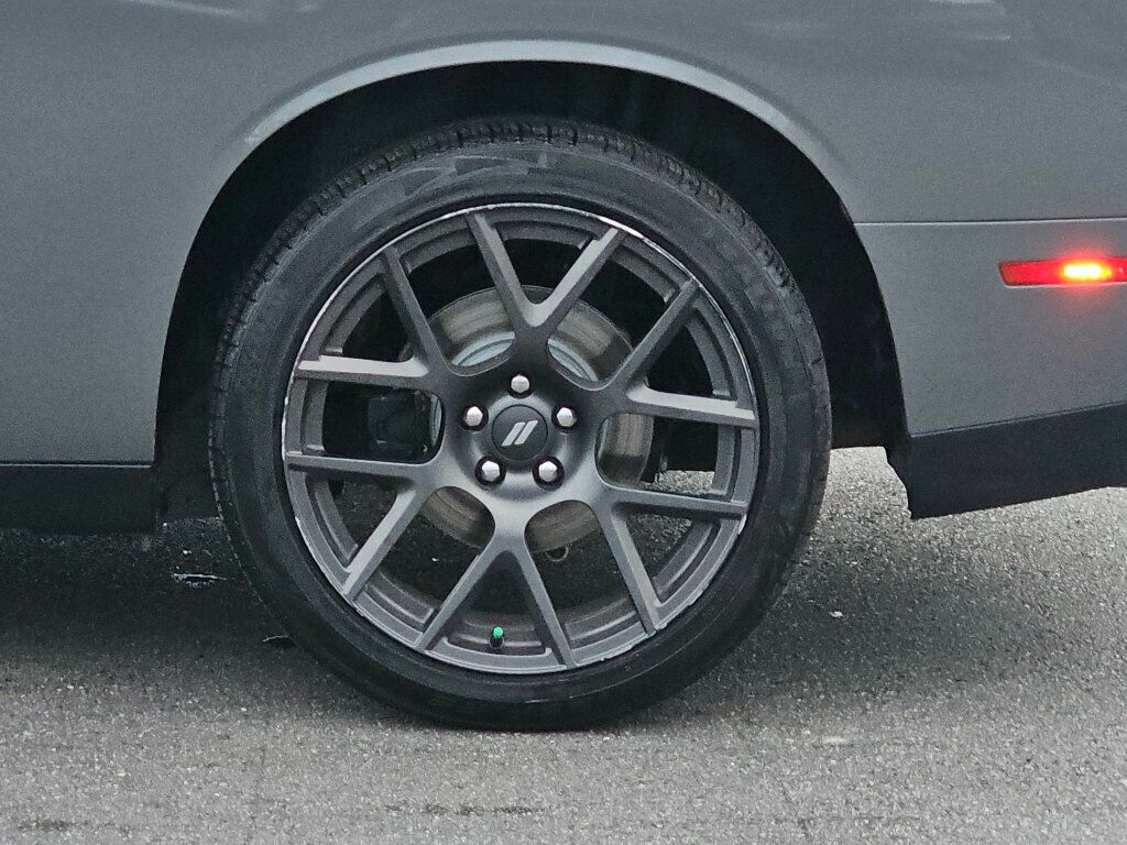 2018 Dodge Challenger R/T Coupe - 22949224 - 32