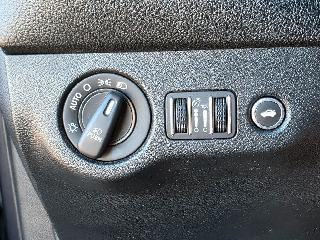 2018 Dodge Challenger SXT - 22931289 - 28