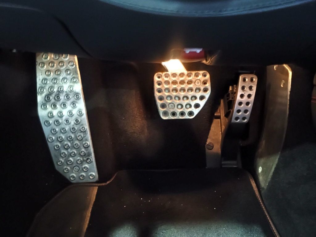 2018 Ferrari California T Convertible Clean Carfax - 22976702 - 19