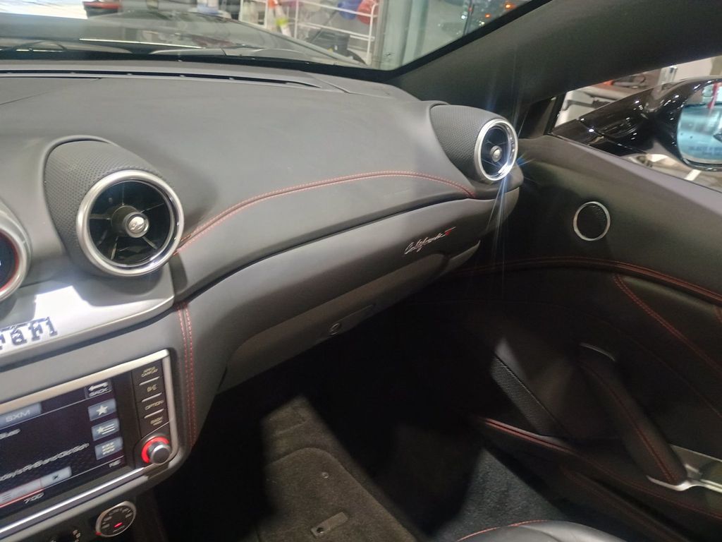 2018 Ferrari California T Convertible Clean Carfax - 22976702 - 24