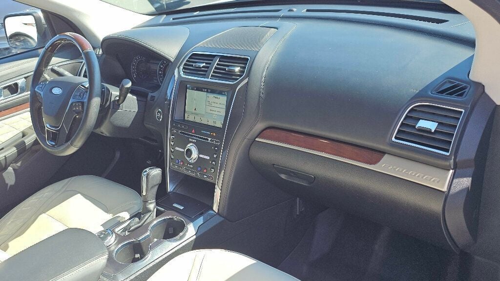 2018 Ford Explorer Platinum photo 10