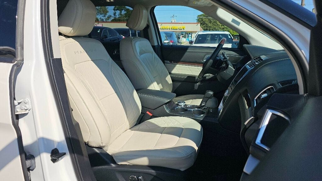2018 Ford Explorer Platinum photo 14