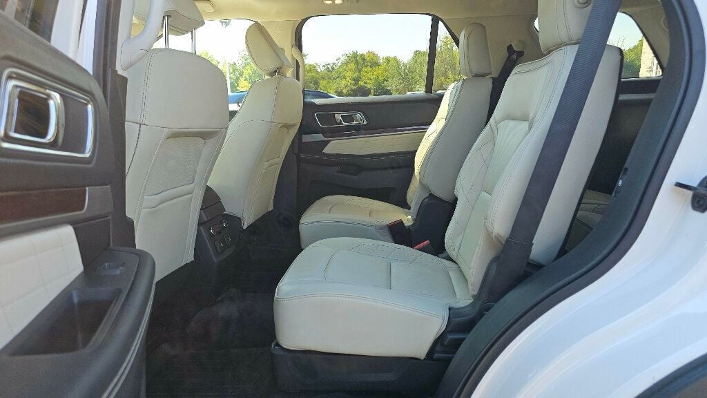 2018 Ford Explorer Platinum photo 19