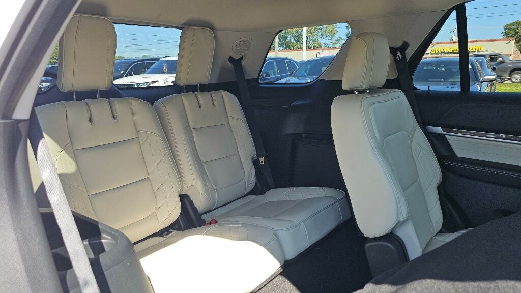 2018 Ford Explorer Platinum photo 21
