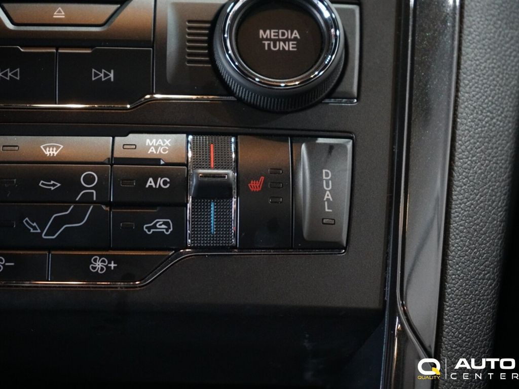 2018 Ford Explorer XLT 4WD - 22917676 - 29