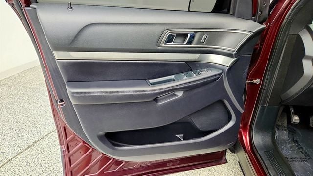 2018 Ford Explorer XLT 4WD w/ Twin Panel Moonroof, Leather & Navigation - 23068790 - 10