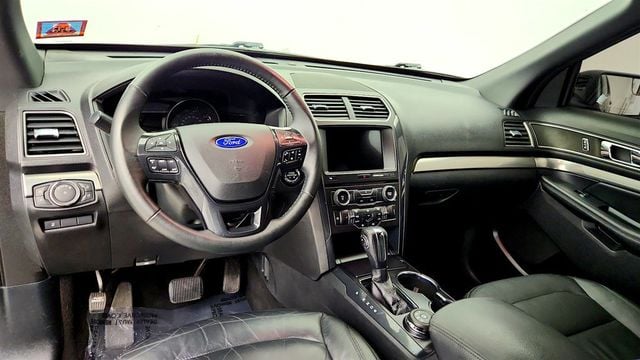 2018 Ford Explorer XLT 4WD w/ Twin Panel Moonroof, Leather & Navigation - 23068790 - 13