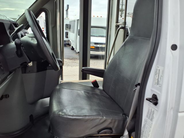 2018 Ford E-Series Cutaway 13 Passenger Shuttle Bus w/Wheelchair - 23032308 - 27