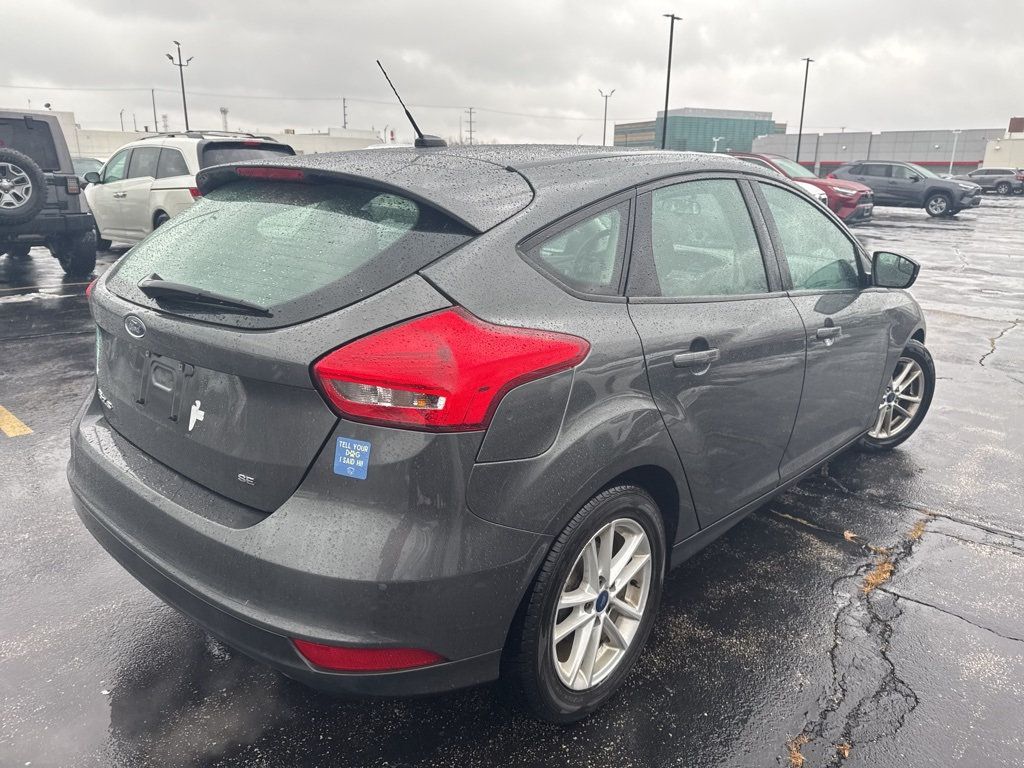 2018 Ford Focus SE Hatch - 22961624 - 4