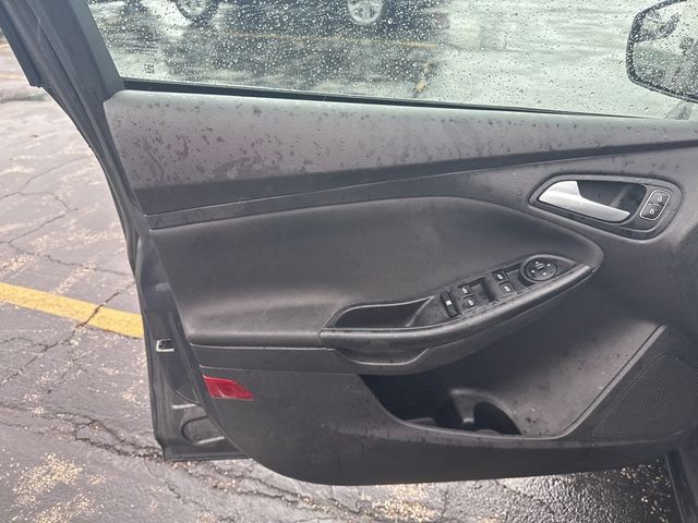 2018 Ford Focus SE Hatch - 22961624 - 6