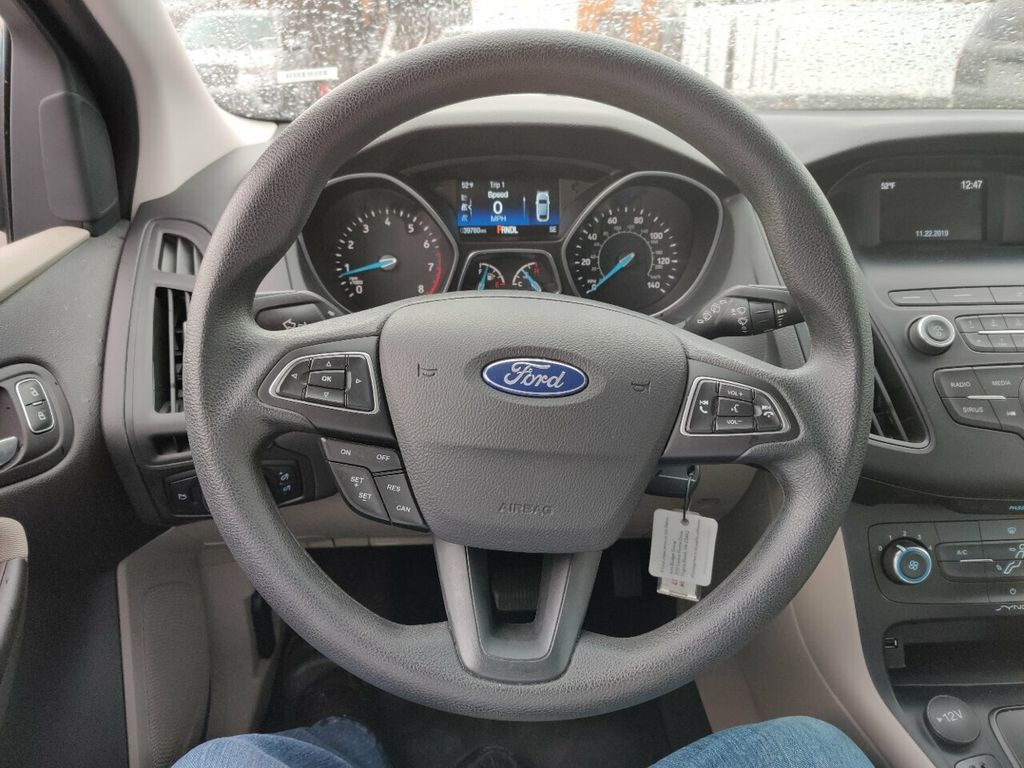 2018 Ford Focus SE Hatch - 19588188 - 14