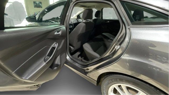 2018 Ford Focus SE Sedan - 22969575 - 9