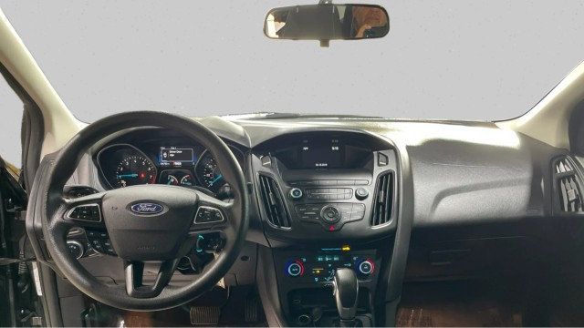 2018 Ford Focus SE Sedan - 22969575 - 10