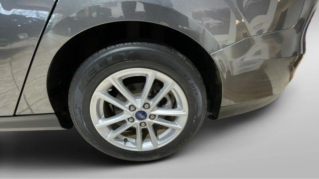 2018 Ford Focus SE Sedan - 22969575 - 13