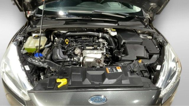 2018 Ford Focus SE Sedan - 22969575 - 18