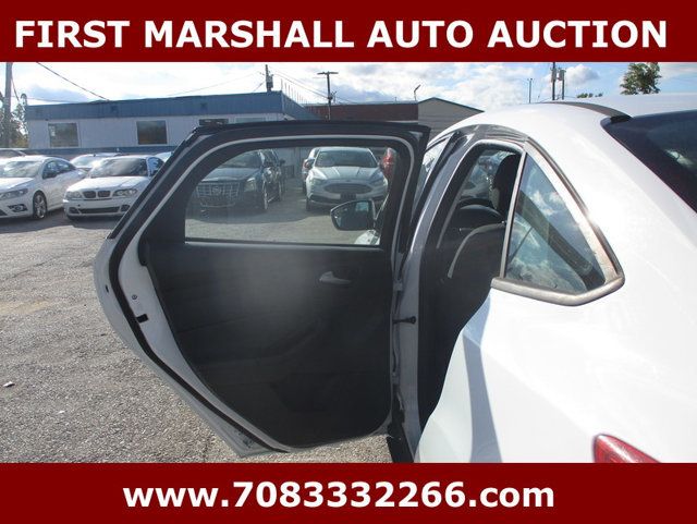 2018 Ford Focus SE Sedan - 22931622 - 4