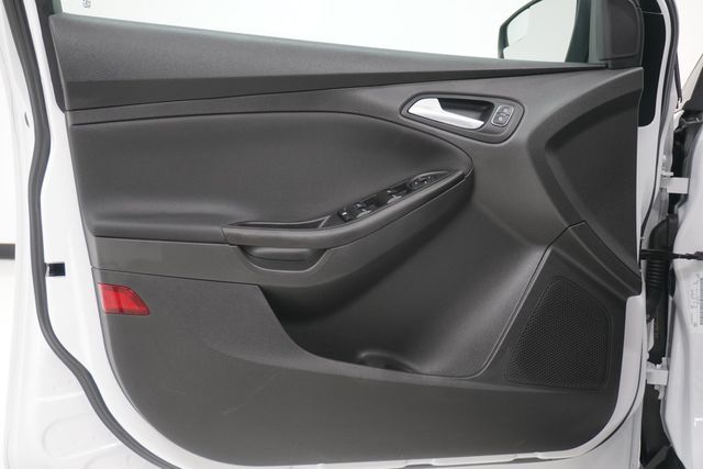 2018 Ford Focus SE Sedan - 22995862 - 11