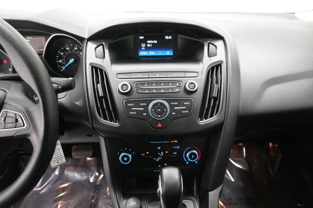 2018 Ford Focus SE Sedan - 22995862 - 15