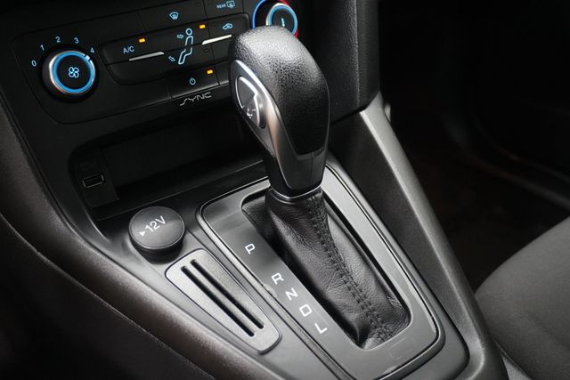 2018 Ford Focus SE Sedan - 22995862 - 17