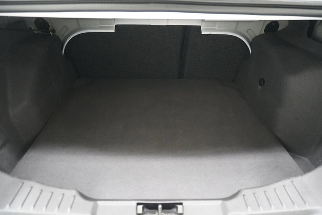 2018 Ford Focus SE Sedan - 22995862 - 19