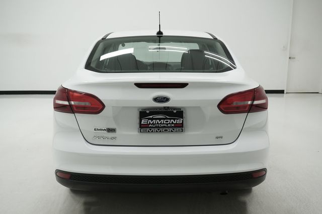 2018 Ford Focus SE Sedan - 22995862 - 4