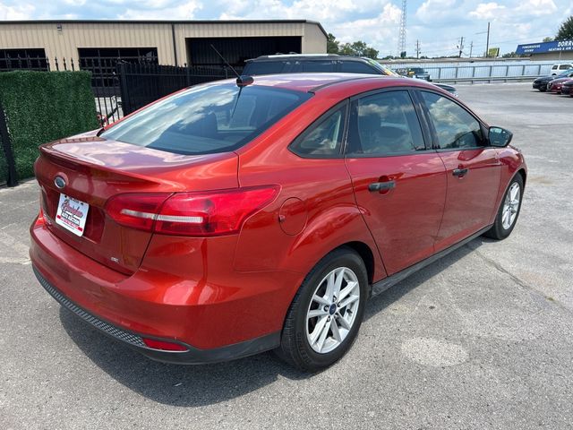 2018 Ford Focus SE Sedan - 23075925 - 3