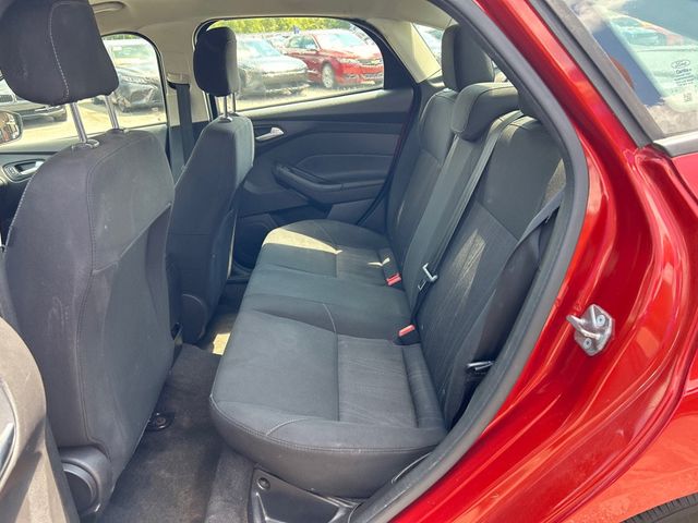 2018 Ford Focus SE Sedan - 23075925 - 6