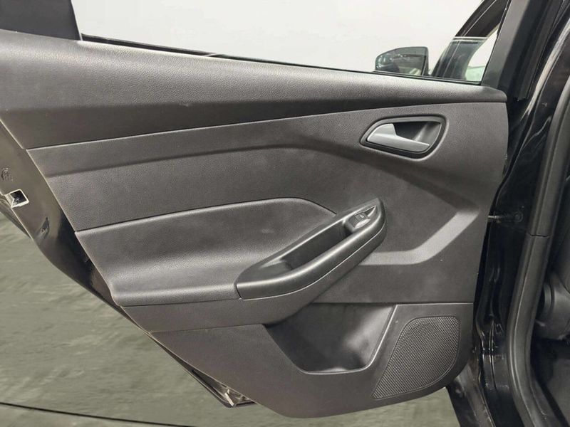 2018 Ford Focus SE Sedan - 22964799 - 12