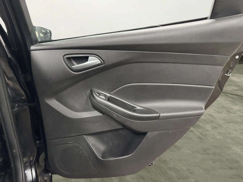 2018 Ford Focus SE Sedan - 22964799 - 15