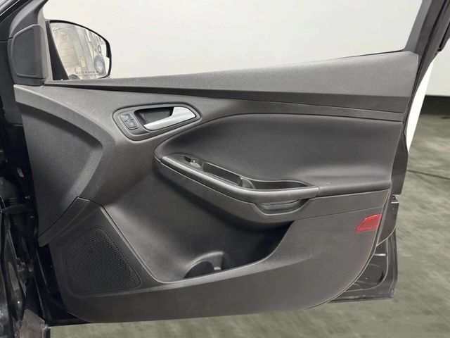 2018 Ford Focus SE Sedan - 22964799 - 17