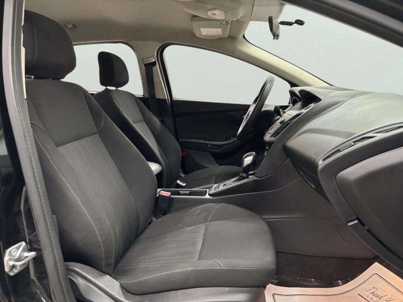 2018 Ford Focus SE Sedan - 22964799 - 19