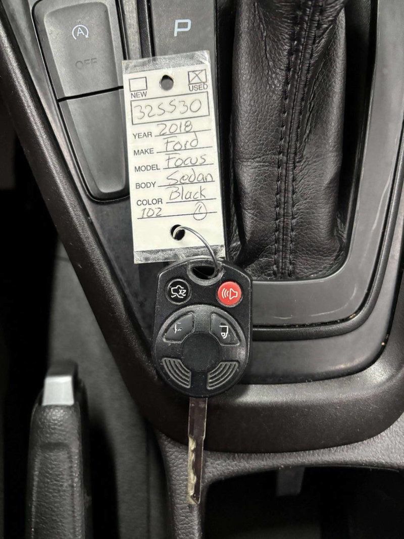 2018 Ford Focus SE Sedan - 22964799 - 35