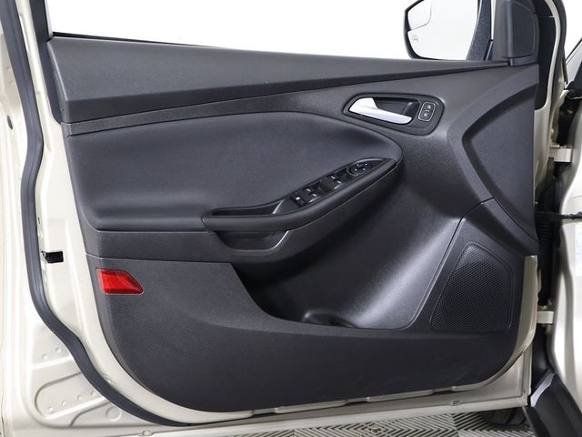 2018 Ford Focus SE Sedan - 23072505 - 19
