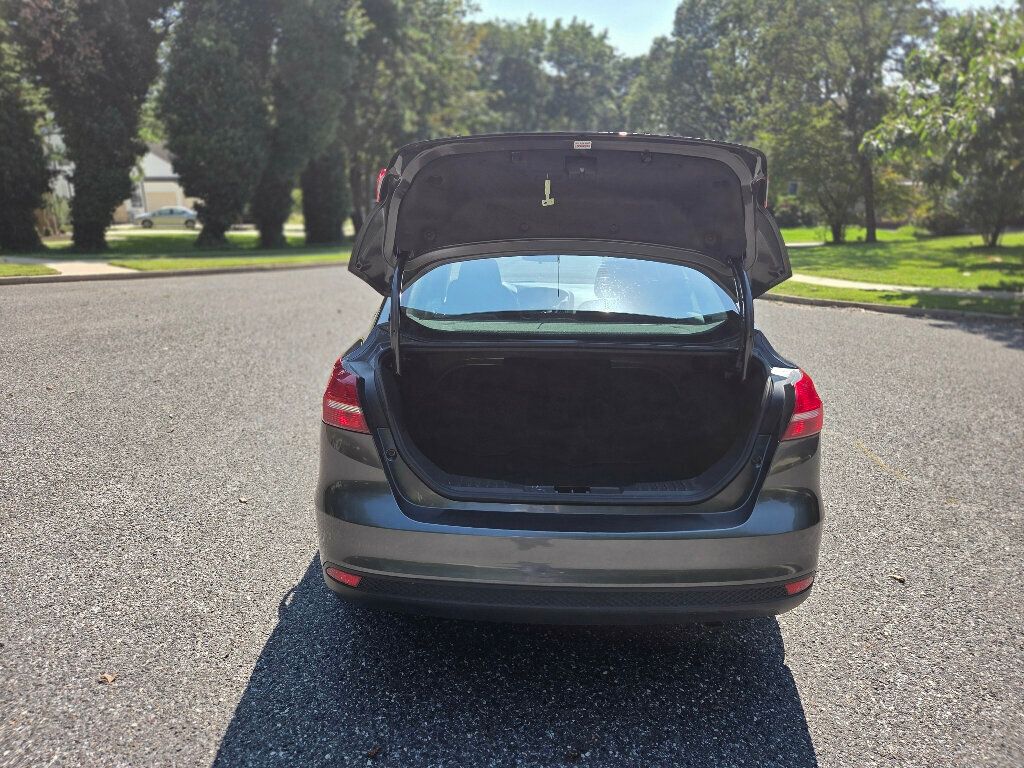 2018 Ford Focus Sedan photo 13