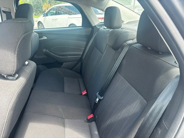 2018 Ford Focus SE Sedan - 23027486 - 12