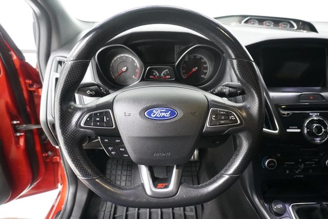 2018 Ford Focus ST Hatch - 22946115 - 16