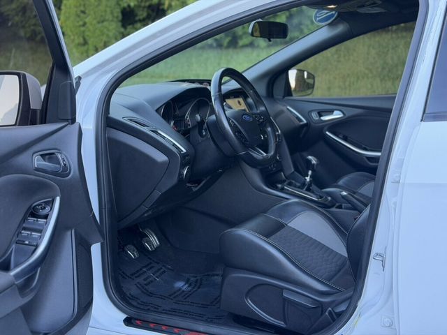 2018 Ford Focus ST Hatch - 23086340 - 16