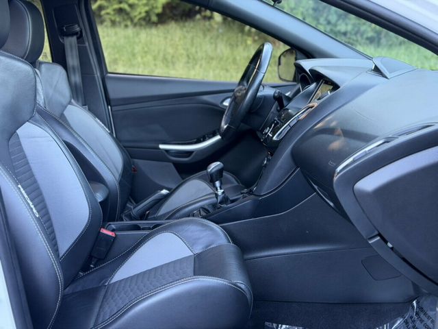 2018 Ford Focus ST Hatch - 23086340 - 30
