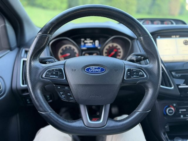 2018 Ford Focus ST Hatch - 23086340 - 32