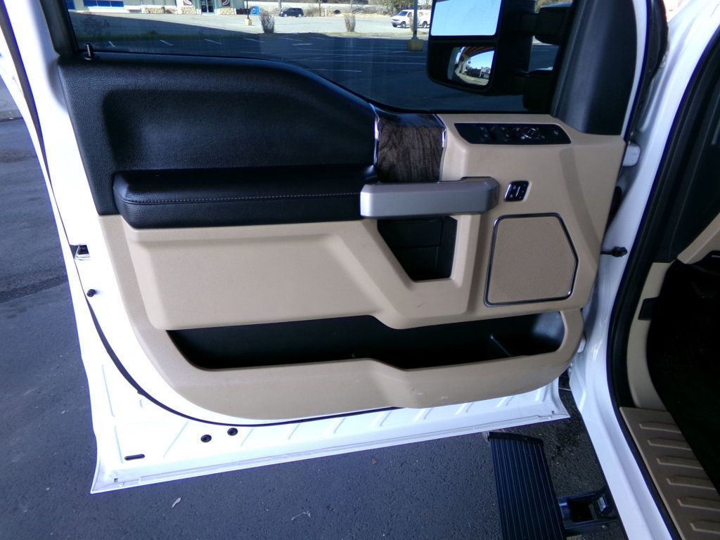 2018 Ford Super Duty F-350 DRW LARIAT 4WD Crew Cab 8' Box - 22982346 - 17