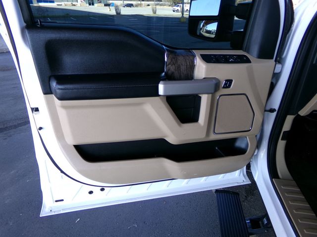 2018 Ford Super Duty F-350 DRW LARIAT 4WD Crew Cab 8' Box - 22982346 - 17