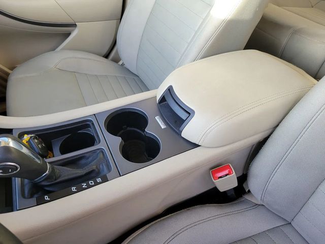 2018 Ford Taurus SE Sedan 4D - 22982669 - 13