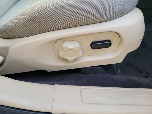 2018 Ford Taurus SE Sedan 4D - 22982669 - 25