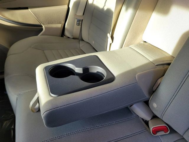 2018 Ford Taurus SE Sedan 4D - 22982669 - 27