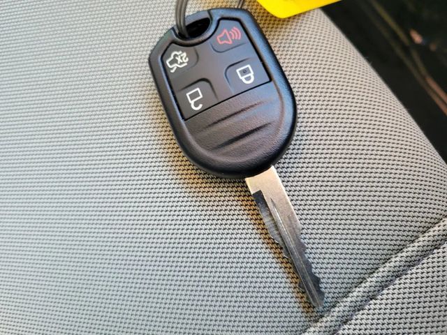 2018 Ford Taurus SE Sedan 4D - 22982669 - 31