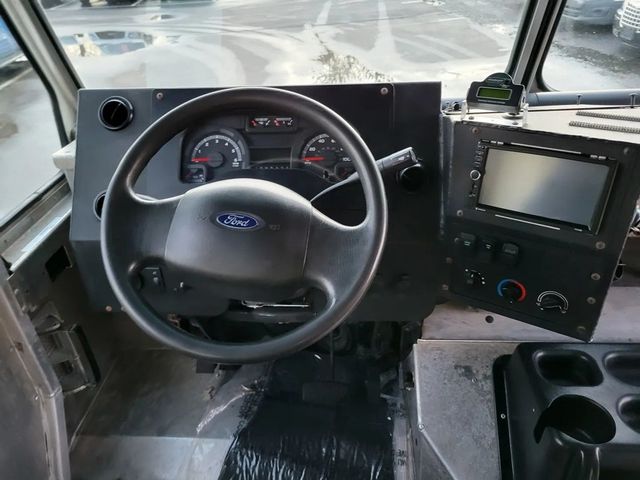 2018 Ford Commercial E350 E350 Cube Van 10' - 22969897 - 3