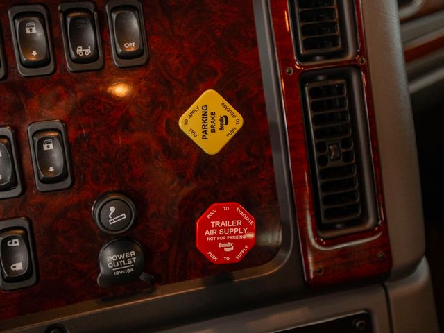 2018 FREIGHTLINER M2 106 Crew Cab - 22930488 - 32